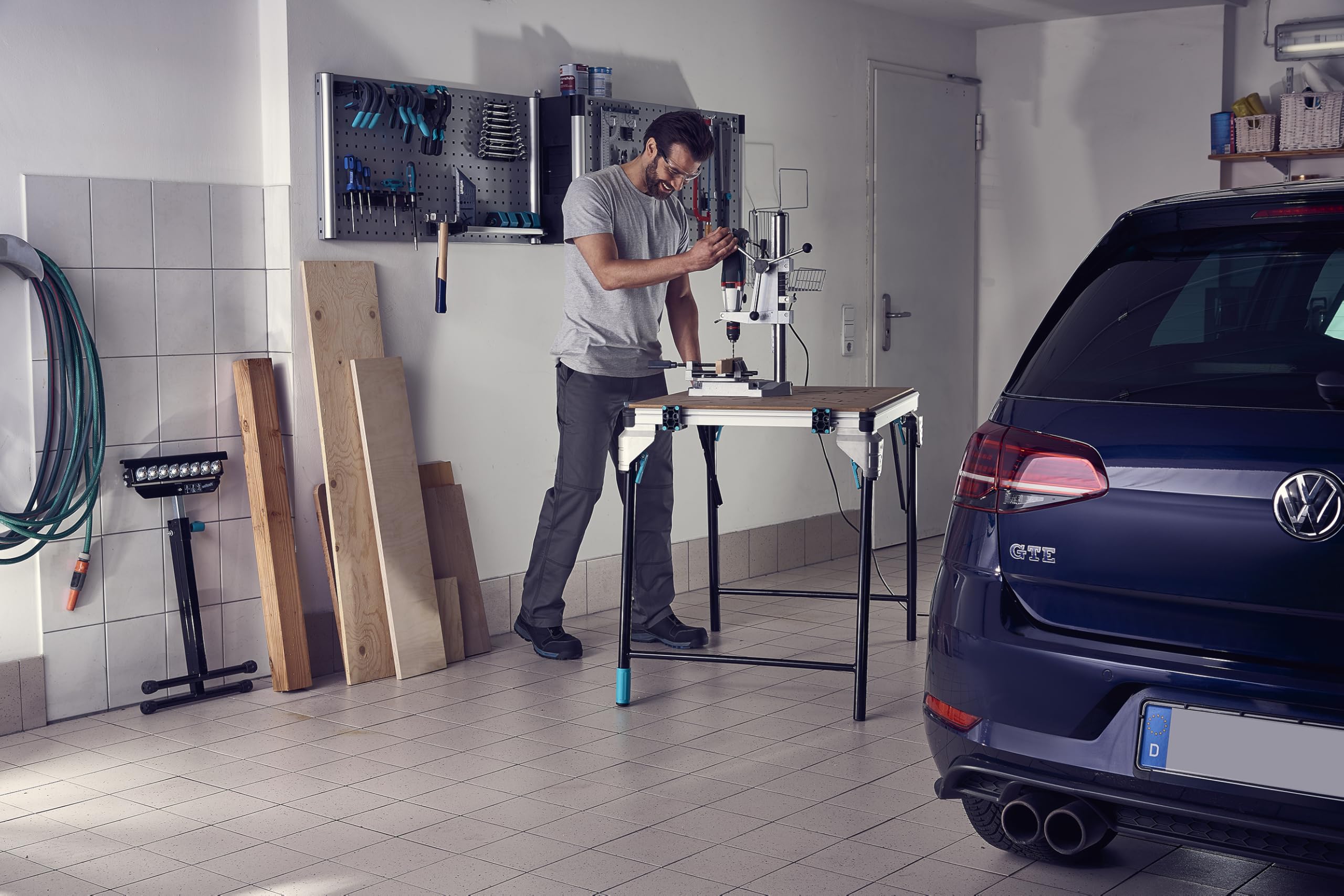 wolfcraft Bohrständer - Verstellbare Halterung für Bohrmaschinen - zum exakten & sicheren Bohren auf Flächen, Leisten & Rundmaterial - 5027000