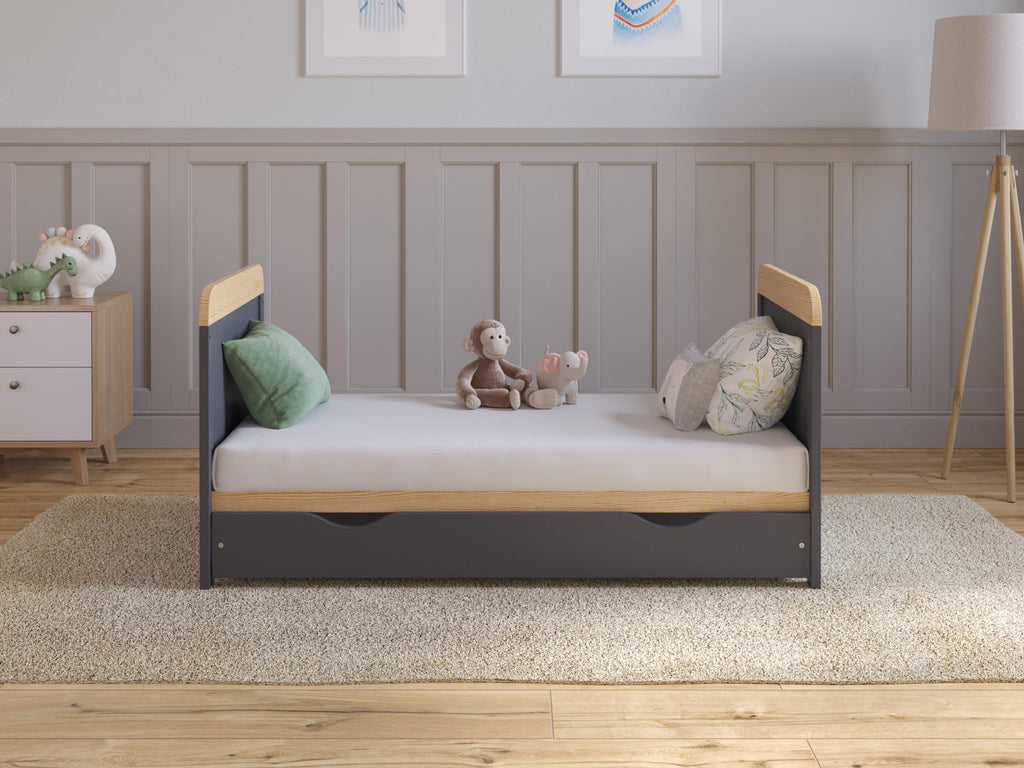 Love For Sleep Babybett Beistellbett 120x60 cm mit Schublade & Matratze - Kinderbett Baby Bett Holz Anthrazit-Kiefer, Babybett Komplett Set - Kinderbett Babybett Mitwachsend Gitterbett