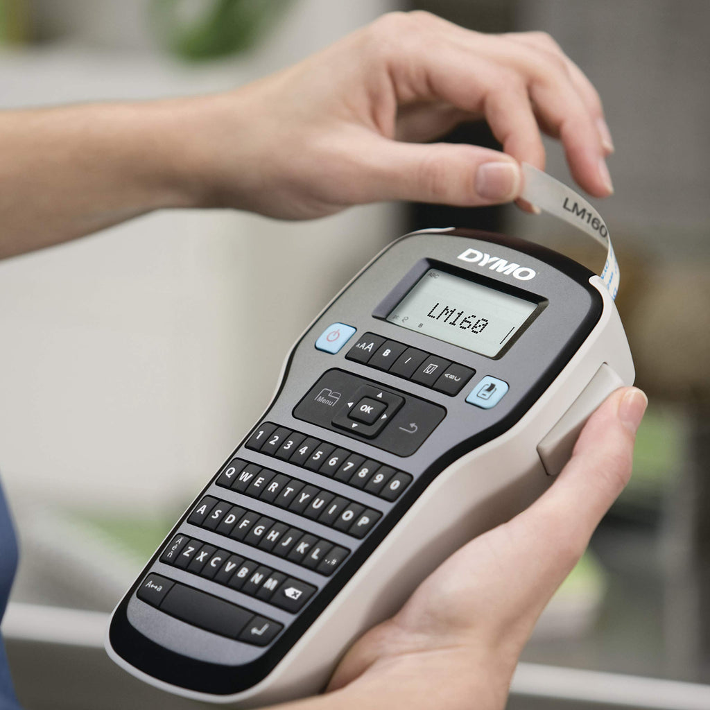 DYMO LabelManager 160 Etikettendrucker | Handetikettendrucker mit QWERTY-Tastatur | inklusive schwarz-weißem D1-Etikettenband (12 mm) | für Zuhause und Büro
