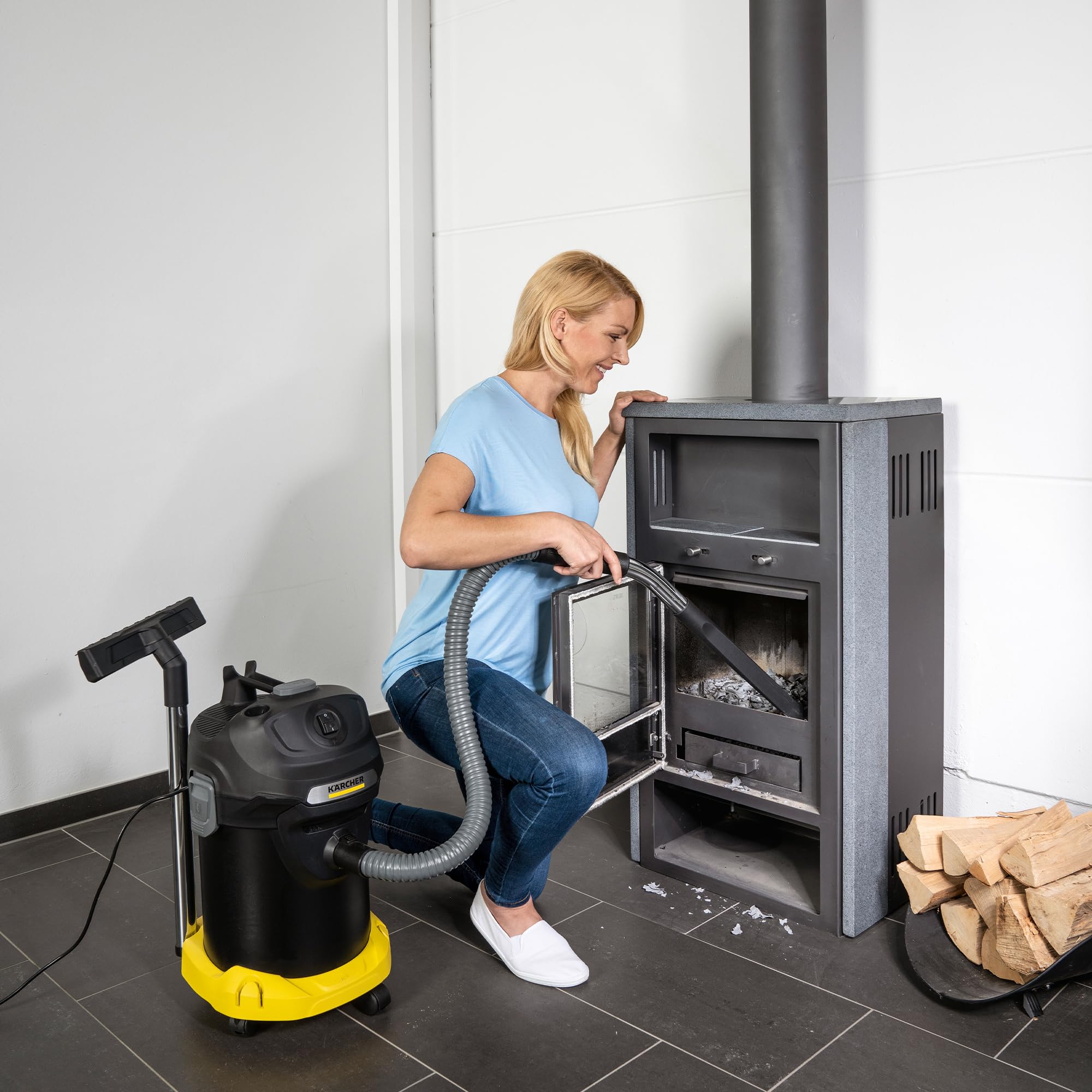 Kärcher AD 4 Premium Aschesauger und Trockensauger ideal für die Reinigung von Kaminen, Pelletöfen und Grills (mit Filterreinigung, 17-Liter-Metallbehälter, Reinigung ohne Schmutzkontakt) Gelb/Schwarz