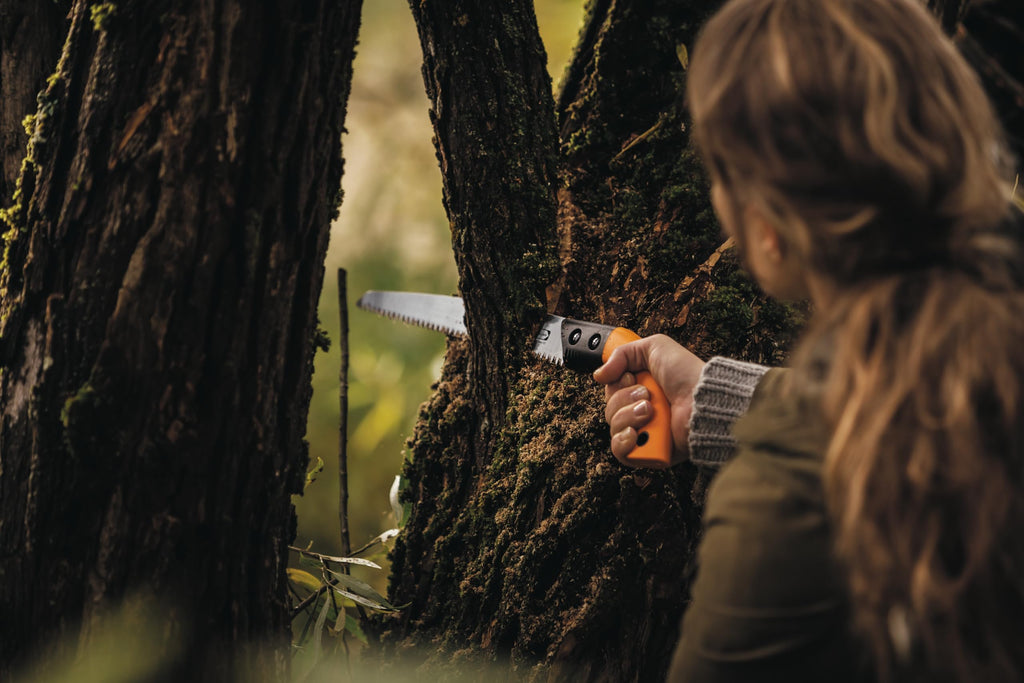 Fiskars Handsäge für frisches Holz bis Ø 15 cm, Mit feststehendem Blatt, Inklusive Kunststoff-Köcher, Sägeblattlänge: 33 cm, Rostfreies Stahl-Sägeblatt, Schwarz/Orange, SW84, 1001620