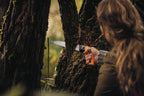 Fiskars Handsäge für frisches Holz bis Ø 15 cm, Mit feststehendem Blatt, Inklusive Kunststoff-Köcher, Sägeblattlänge: 33 cm, Rostfreies Stahl-Sägeblatt, Schwarz/Orange, SW84, 1001620