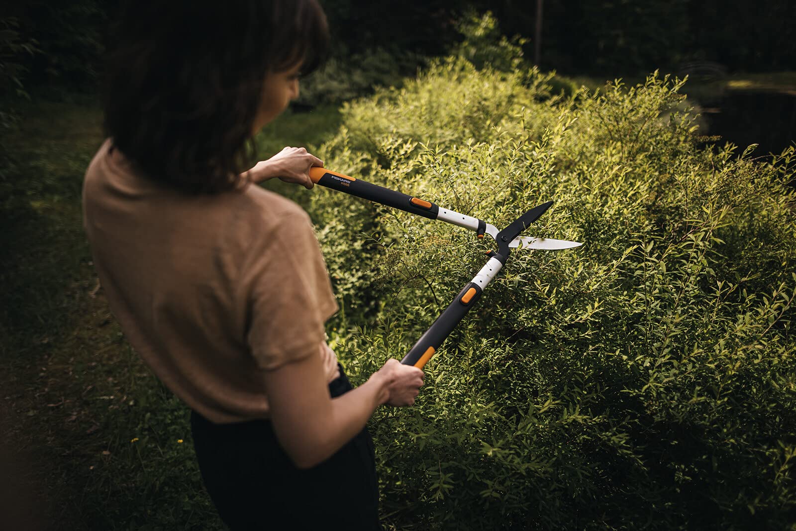 Fiskars SmartFit Teleskop-Heckenschere, Antihaftbeschichtet, Hochwertige Stahl-Klingen, Länge: 68 bis 93 cm, Schwarz/Orange, HS86, 1013565