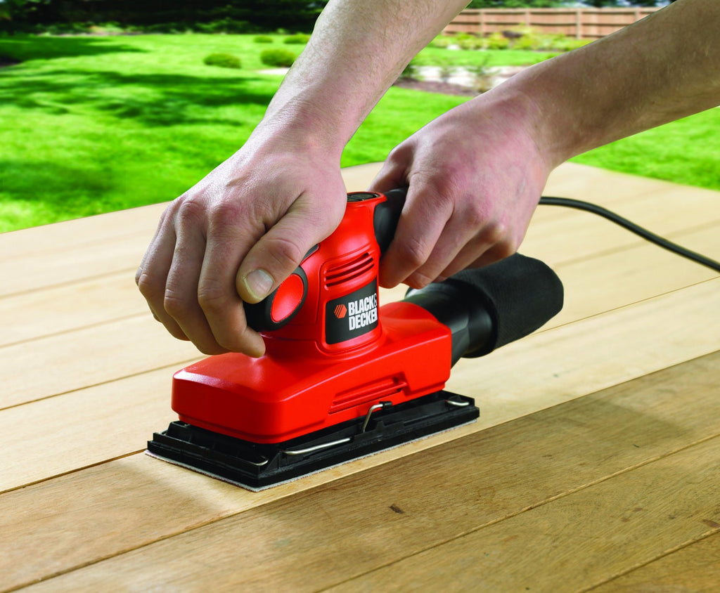 BLACK+DECKER Schwingschleifer (ideal zum Schleifen von großen Flächen, ergonomischer Softgriff, integrierter Staubabsaugung, variable Geschwindigkeit, inkl. 5x Schleifpapier & Koffer) KA320EKA-QS