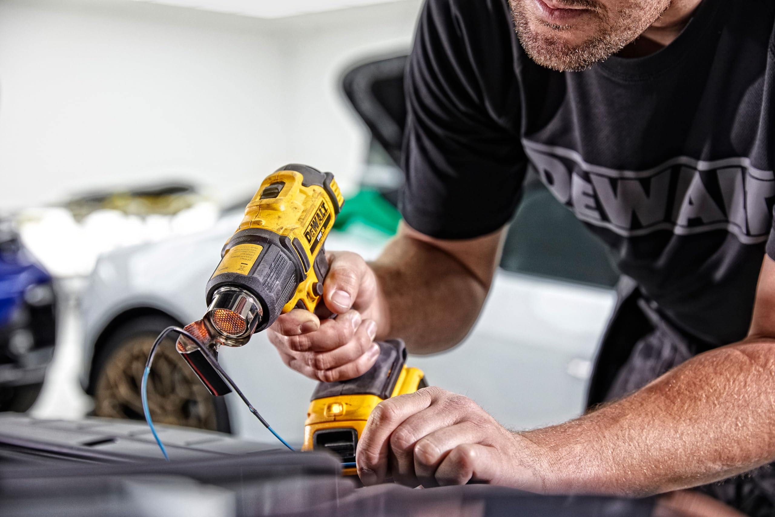 Dewalt 18 Volt Akku-Heißluftpistole DCE530N (2 Gebläse- und Temperaturstufen, arretierbarer Schalter für Dauerbetrieb, standfeste Stellfläche, Flächen- und Reflektordüse, ohne Akku und Ladegerät)