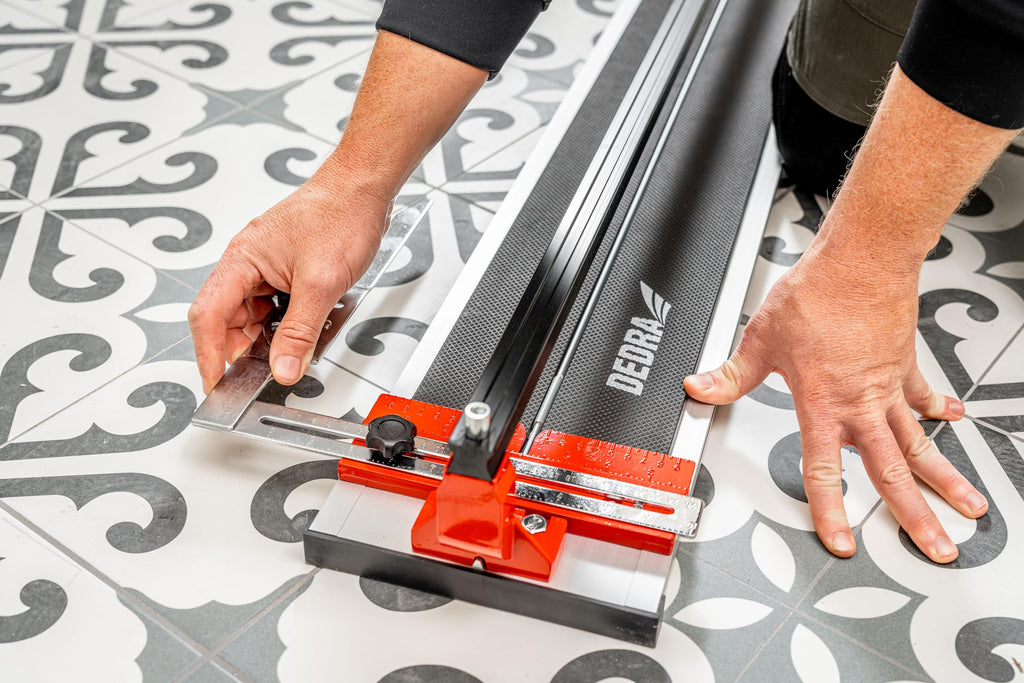 DEDRA Fliesenschneider, manuelle Fliesenschneidmaschine, 1200 mm, 120 cm, mit Kugellager, Führungsschiene mit „X“-Profil, Aluminium-Chassis, mit gummierter Arbeitsplatte (Maximale Schnittlänge 1200mm)