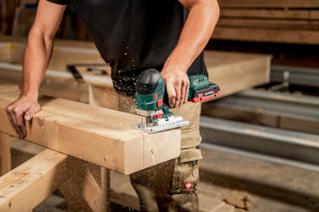 metabo Akku-Stichsäge STA 18 LTX 150 BL - 18 V, 150 mm Schnitttiefe Holz, 4 Pendelhubstufen - Brushless-Motor, LED-Licht, werkzeugloser Sägeblattwechsel, Staubabsaugung, Schutzplatte - Inkl. metaBOX
