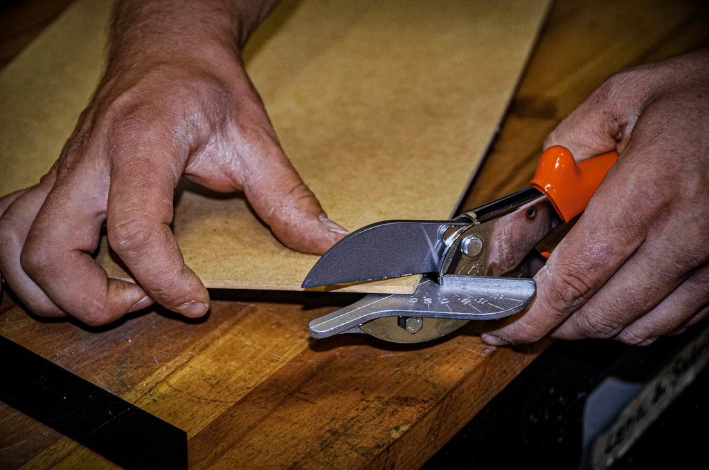 Original LÖWE Gehrungsschere 3.104 mit 45 Grad Anschlägen für professionellen Einsatz in Industrie und Handwerk - Amboss Winkelschneider für präzisen Schnitt an Kunststoff Gummi Holz PVC Leder, Metall