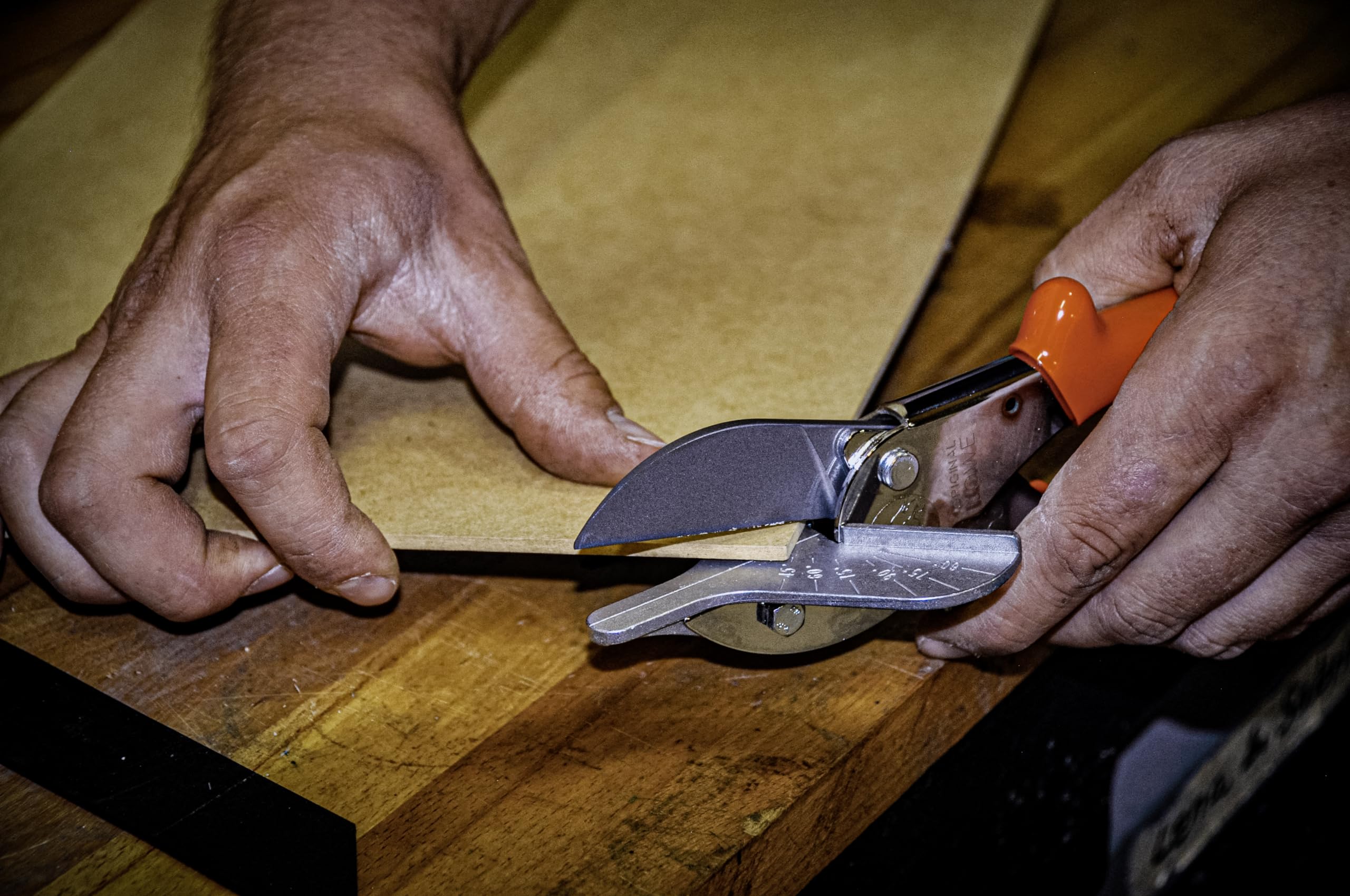 Original LÖWE Gehrungsschere 3.104 mit 45 Grad Anschlägen für professionellen Einsatz in Industrie und Handwerk - Amboss Winkelschneider für präzisen Schnitt an Kunststoff Gummi Holz PVC Leder, Metall