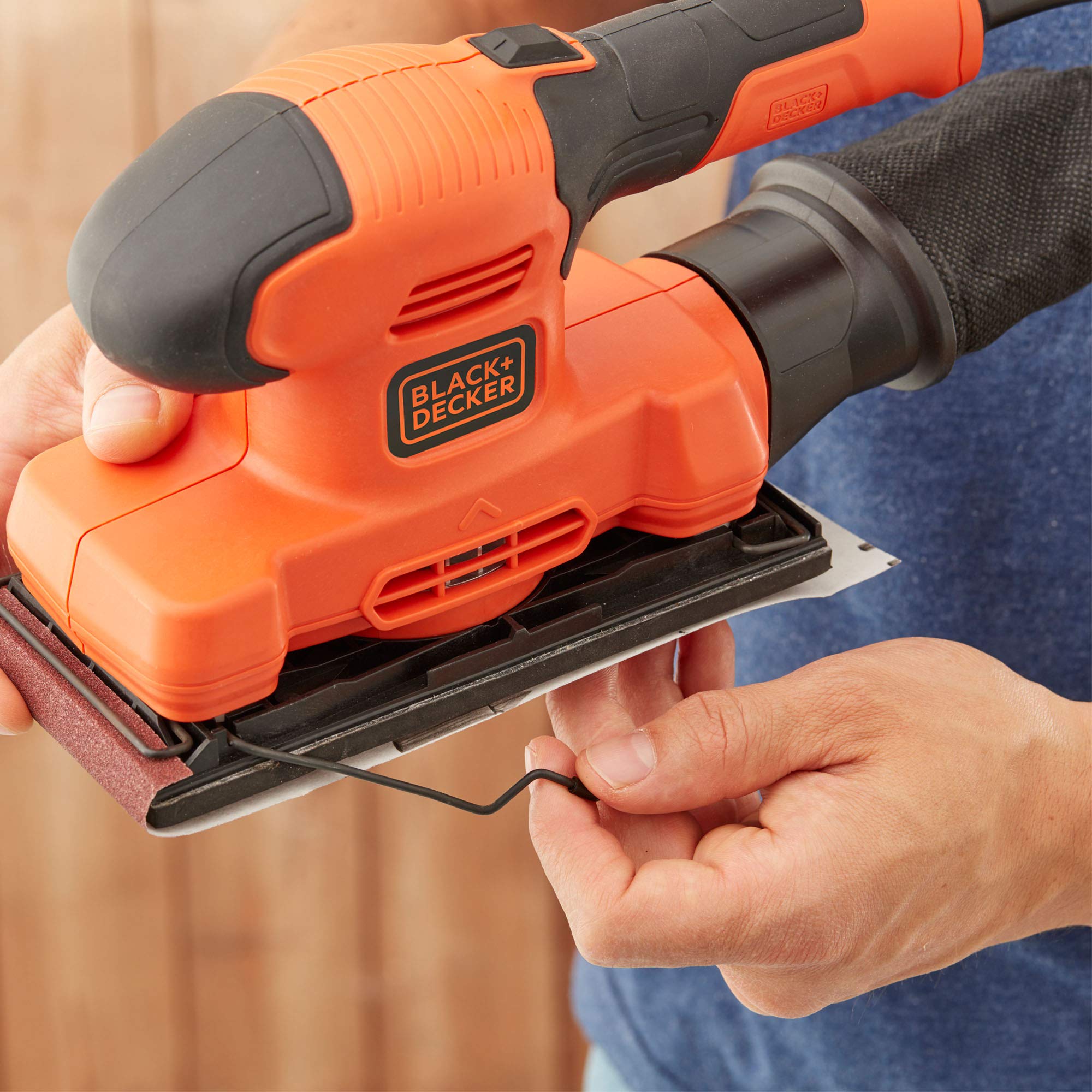 Black+Decker BEW220 Schwingschleifer (150W, Schleifplatten 90 x 187 mm, mit integrierter Staubabsaugung, zum Schleifen/Polieren von großen Flächen, inkl. 1 Schleifpapier K100), Cranberry