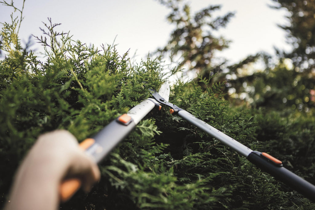 Fiskars SmartFit Teleskop-Heckenschere, Antihaftbeschichtet, Hochwertige Stahl-Klingen, Länge: 68 bis 93 cm, Schwarz/Orange, HS86, 1013565