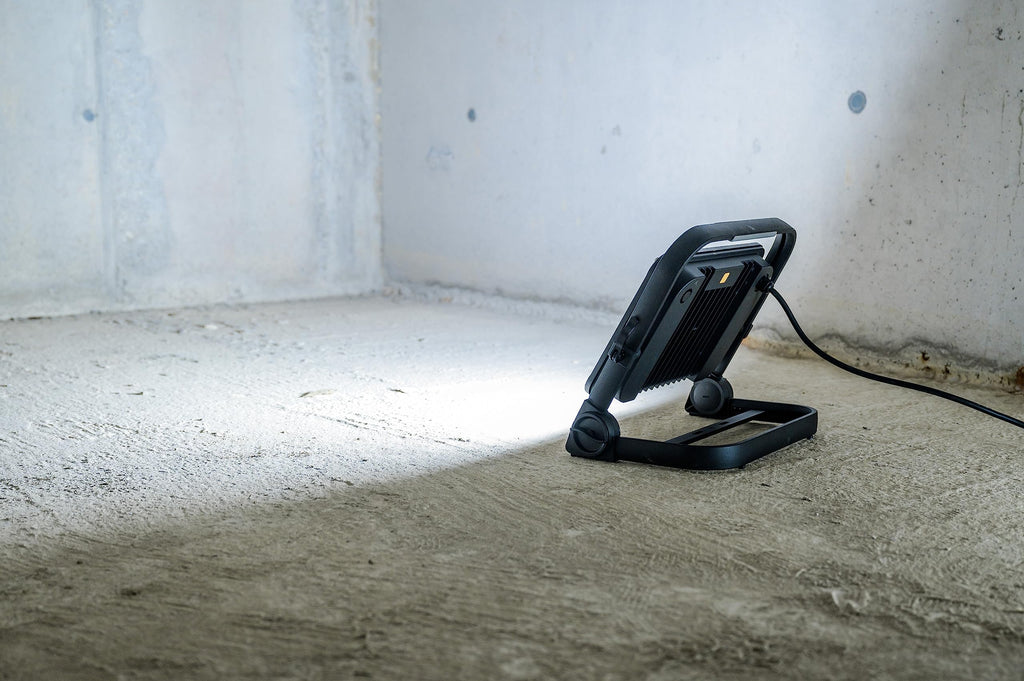 Brennenstuhl LED Baustrahler JARO 20060 M (150W, 17500lm, 6500K, IP65, dimmbar, 5m Kabel, LED Arbeitsstrahler mit Schnellspannverschluss)