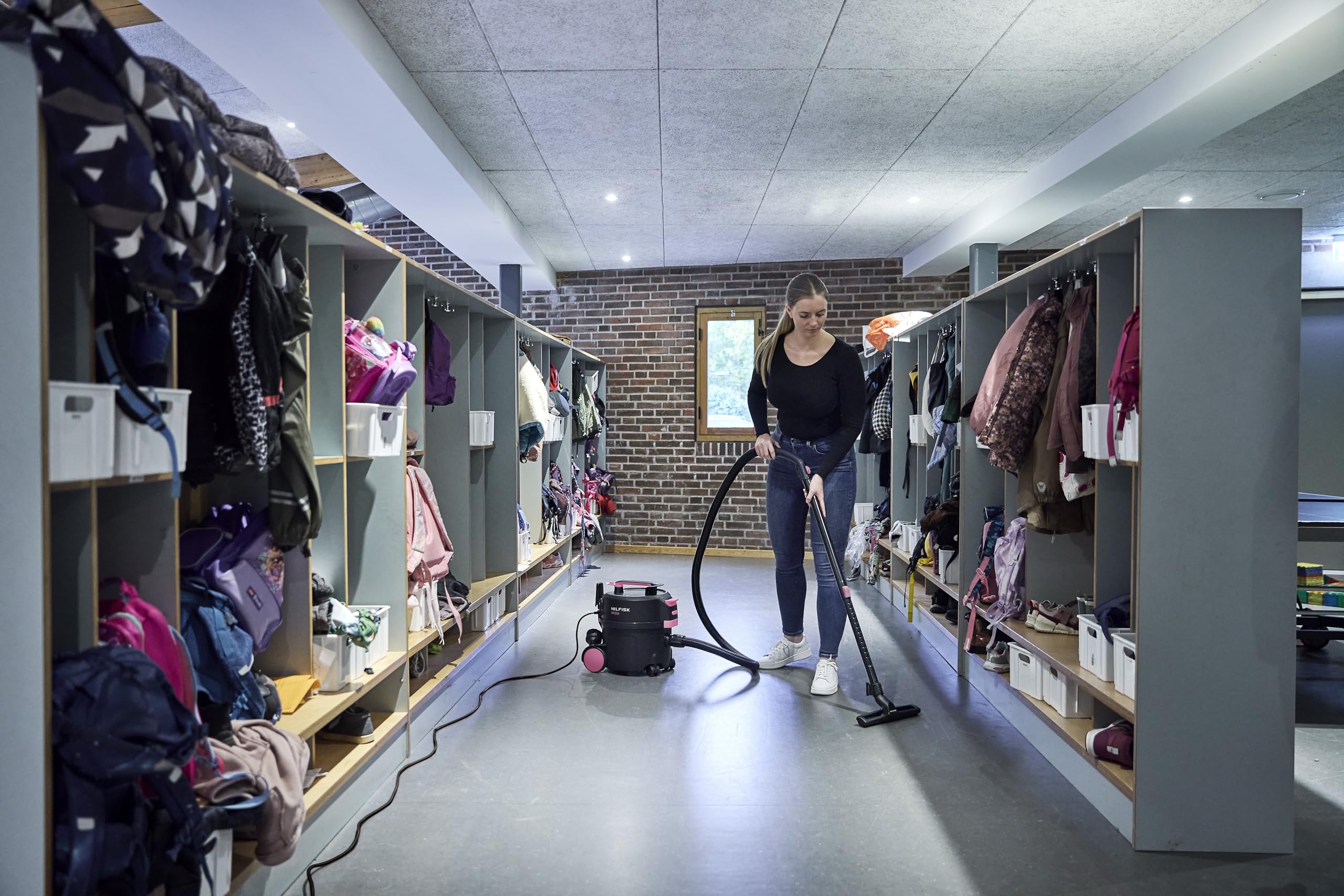 Nilfisk VP300 HEPA Pink T EU (Gewerbesauger, niedriger Geräuschepegel, HEPA Filter, leicht, limitiert, robuster Ein/Aus-Schalter, inkl. Zubehör, Trockensauger) VP300 HEPA Pink T EU