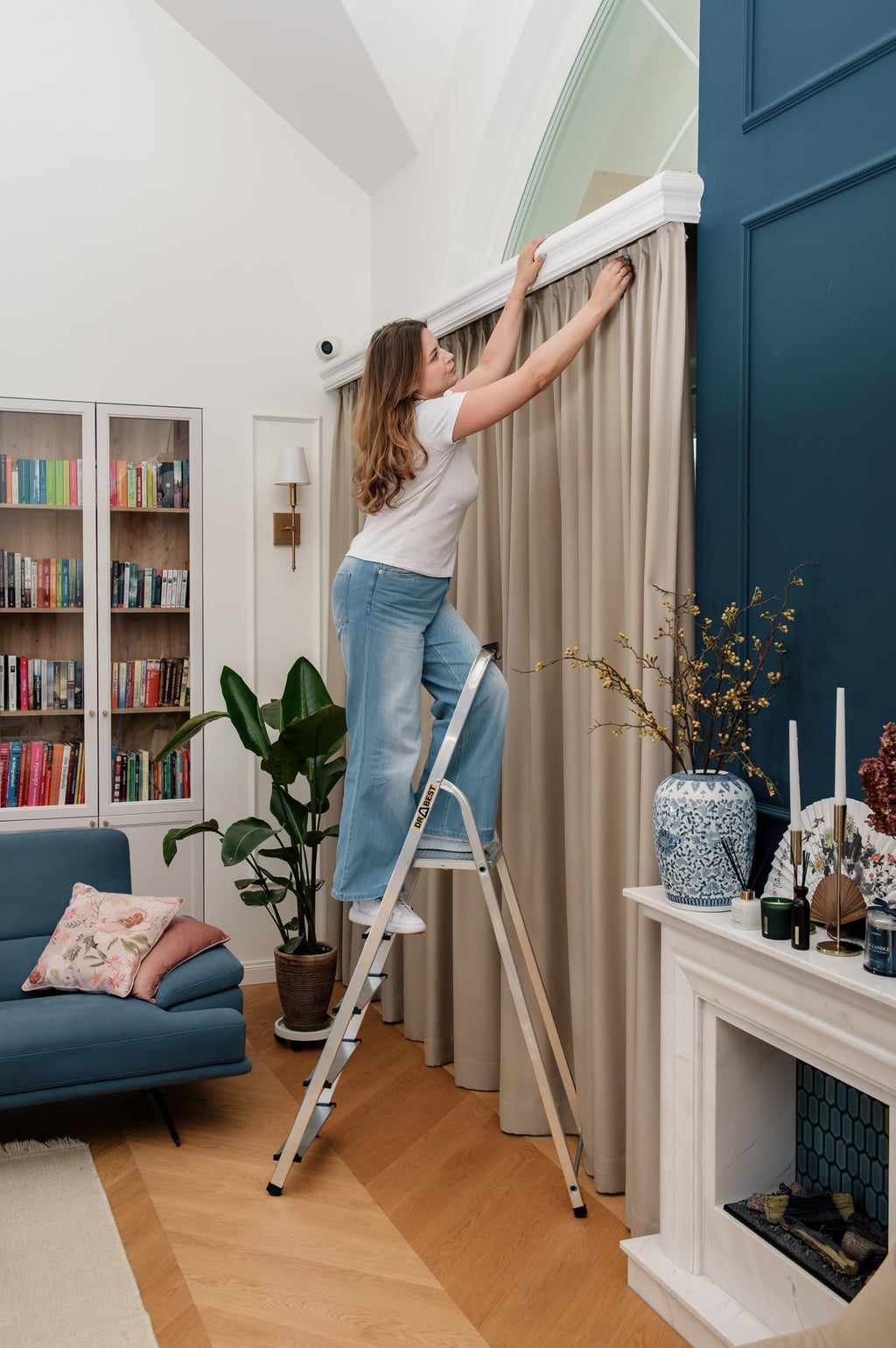 DRABEST Trittleiter klappbar Aluleiter 5 Stufen Stufenleiter Haushaltsleiter Belastbar bis 125 kg Stehleiter kostenloser Haken