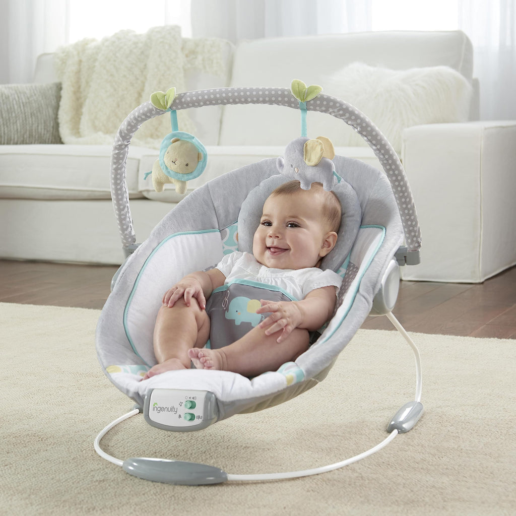 Ingenuity, Babywippe Babyschaukel Morrison mit beruhigenden Vibrationen & 8 Melodien, Spielbogen mit 2 Spielzeugen, Lautstärkeregler, gepolsterter Kopfstütze, 3-Punkte-Gurt, ab der Geburt bis 9kg