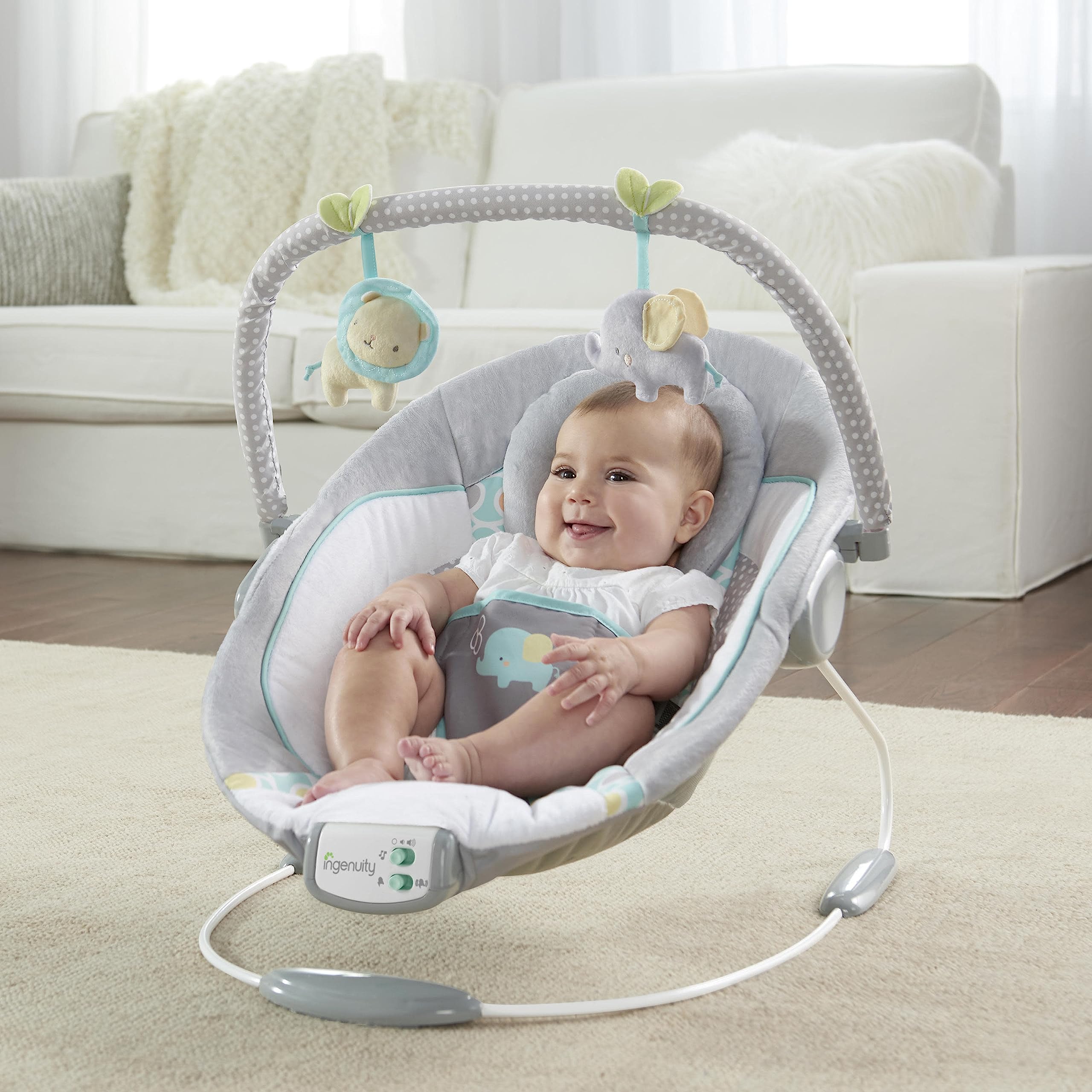 Ingenuity, Babywippe Babyschaukel Morrison mit beruhigenden Vibrationen & 8 Melodien, Spielbogen mit 2 Spielzeugen, Lautstärkeregler, gepolsterter Kopfstütze, 3-Punkte-Gurt, ab der Geburt bis 9kg