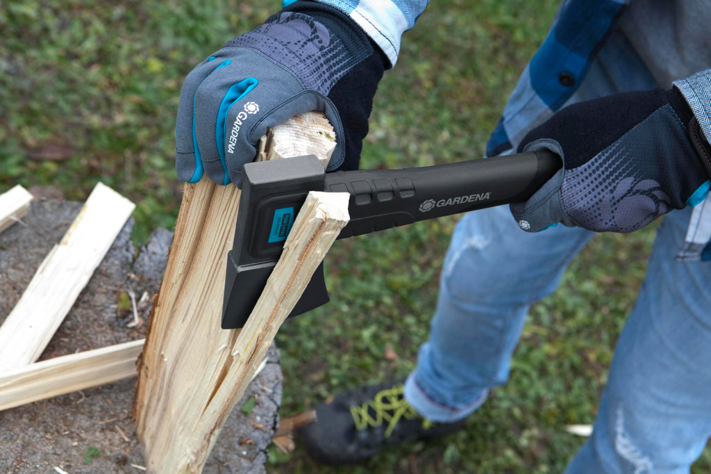 Gardena Universalbeil 900 B: Handliches Beil für Garten und Outdooraktivitäten, für die Herstellung von Anzündholz, Spezialbeschichtung (8713-48)