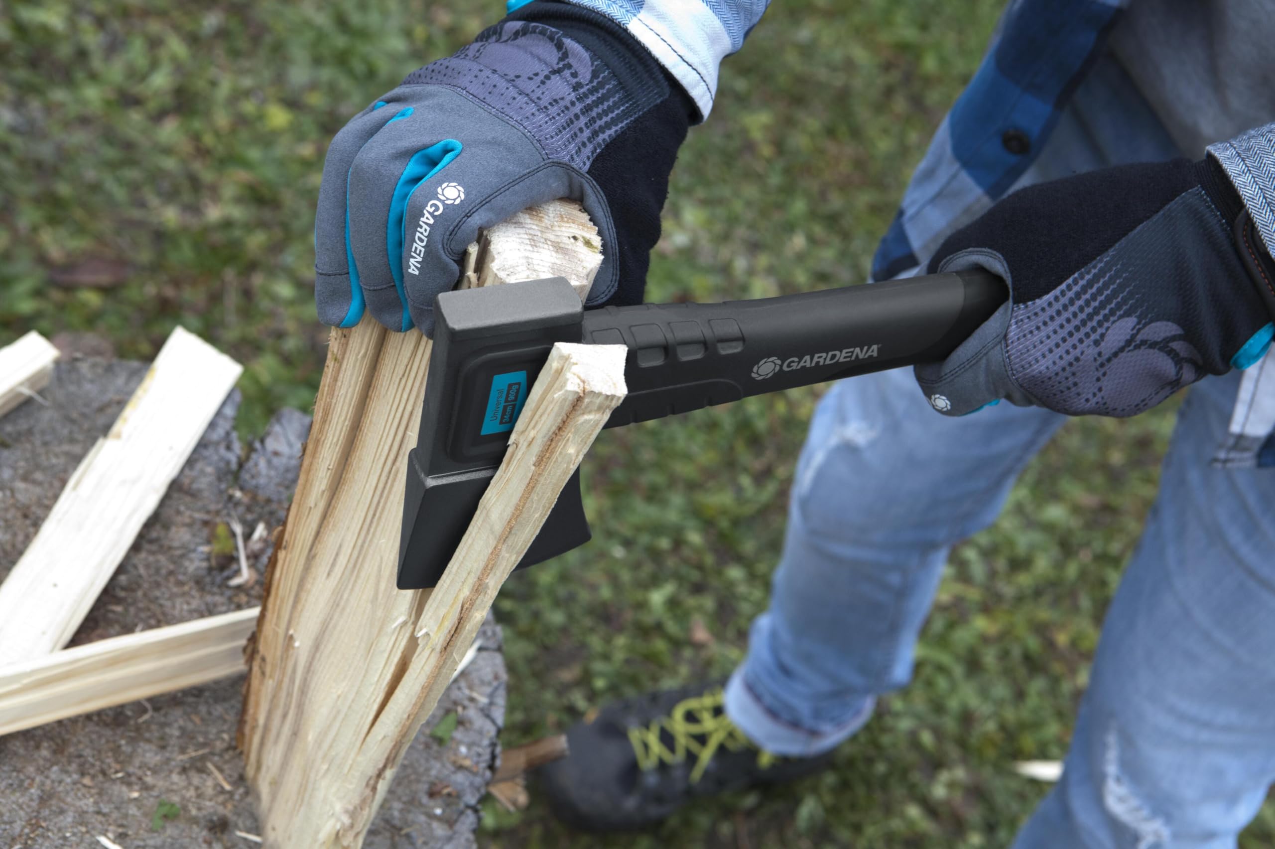 Gardena Universalbeil 900 B: Handliches Beil für Garten und Outdooraktivitäten, für die Herstellung von Anzündholz, Spezialbeschichtung (8713-48)