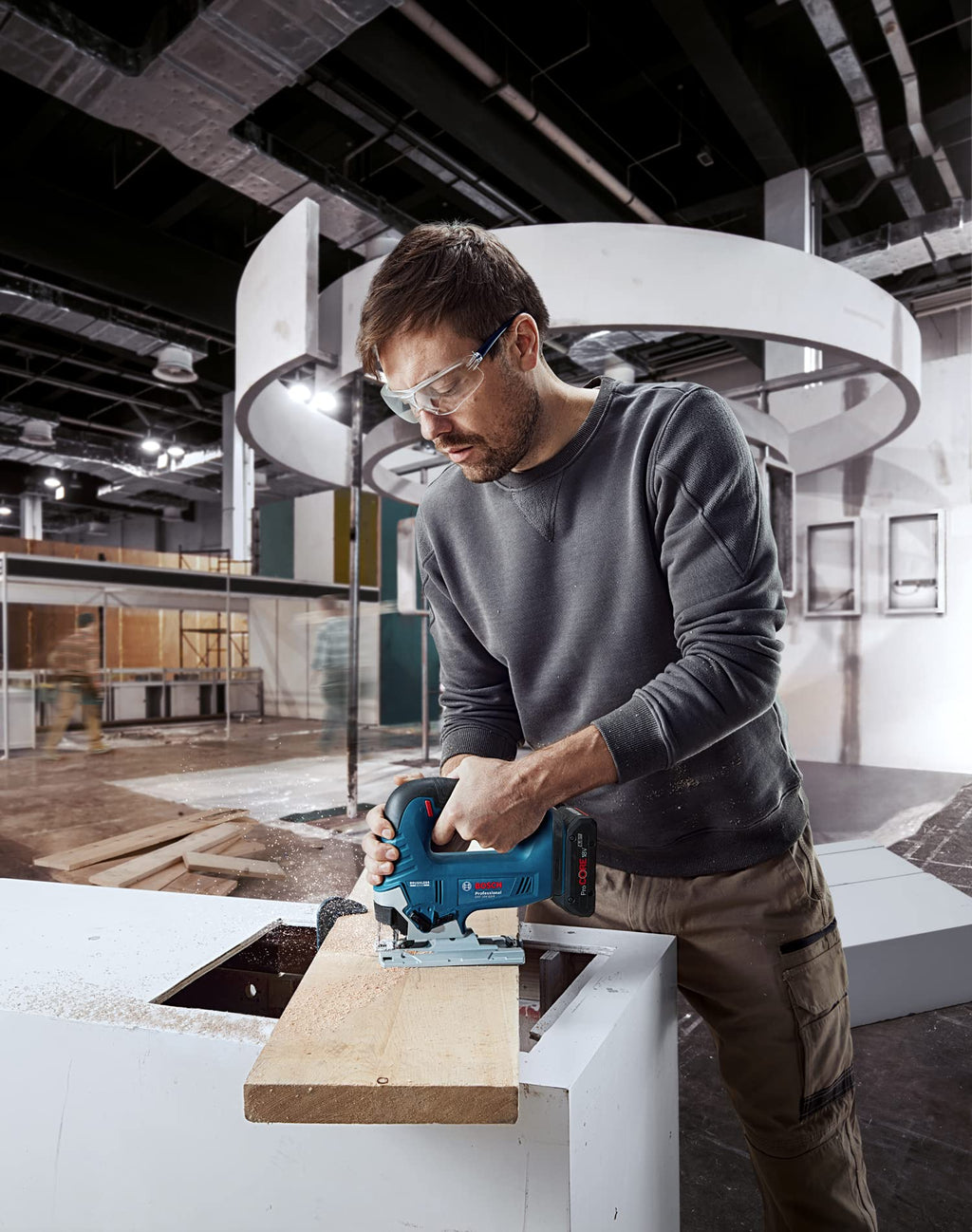 Bosch Professional 18V System Akku Stichsäge GST 18V-125 B (mit Bügelhandgriff, Neigungsschnitte bis zu einem Winkel von 45°, 1x Stichsägeblatt, Absaug-Set)