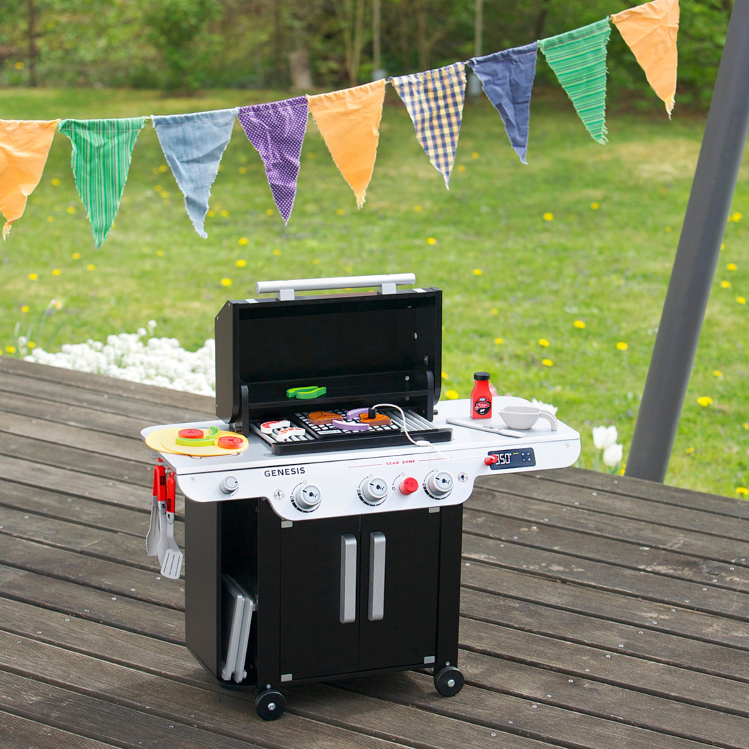 Theo Klein 9445 Weber Grill Genesis aus Holz inklusive Einsätze für Steak, Pizza oder Gemüse Mit Food-Attrappen und Grillbesteck Spielzeug für Kinder ab 3 Jahren