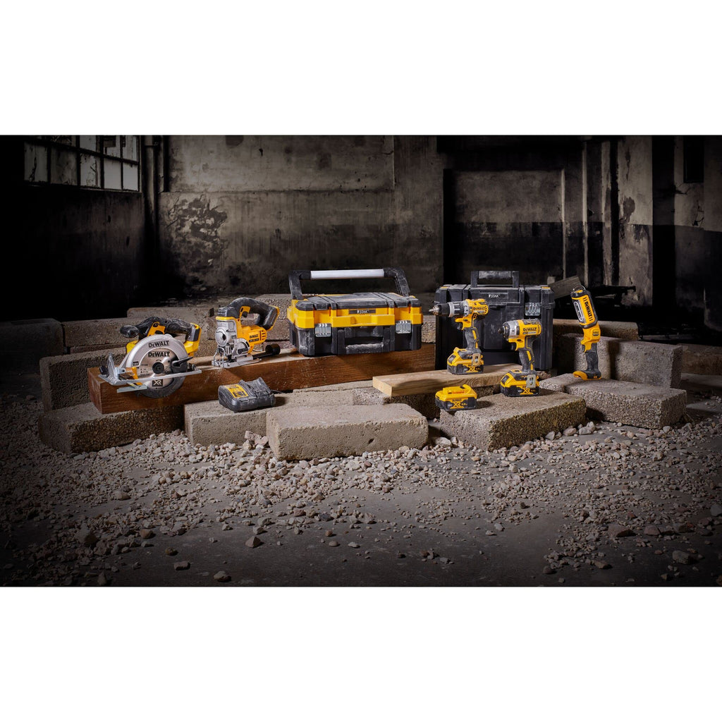 DEWALT 18 Volt Kombo-Pack DCK551P3T (mit 1x Schlagbohrschrauber DCD796, 1x Schlagschrauber DCF887, 1x Kreissäge DCS391, 1x Stichsäge DCS331, 1x Leuchte DCL050, 3x 18 V 5 Ah Akkus, Ladegerät, 2x Boxen)