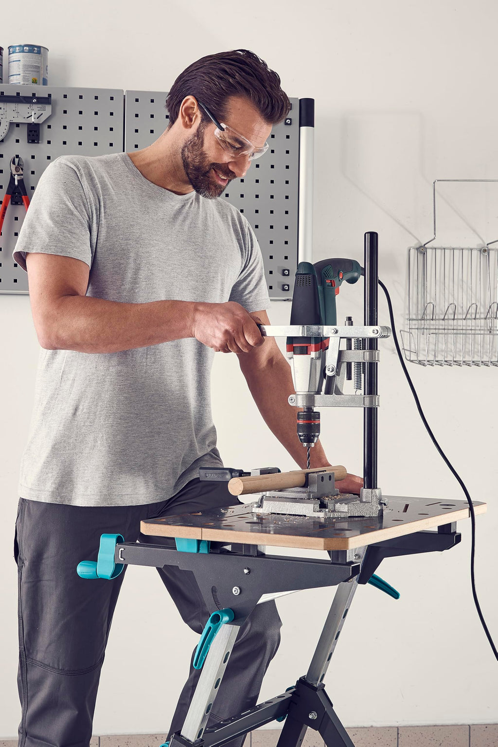 wolfcraft Bohrständer mit Schraubstock - 3406301 - praktisches Set zum exakten Bohren von Flächen, Rundmaterial, Leisten