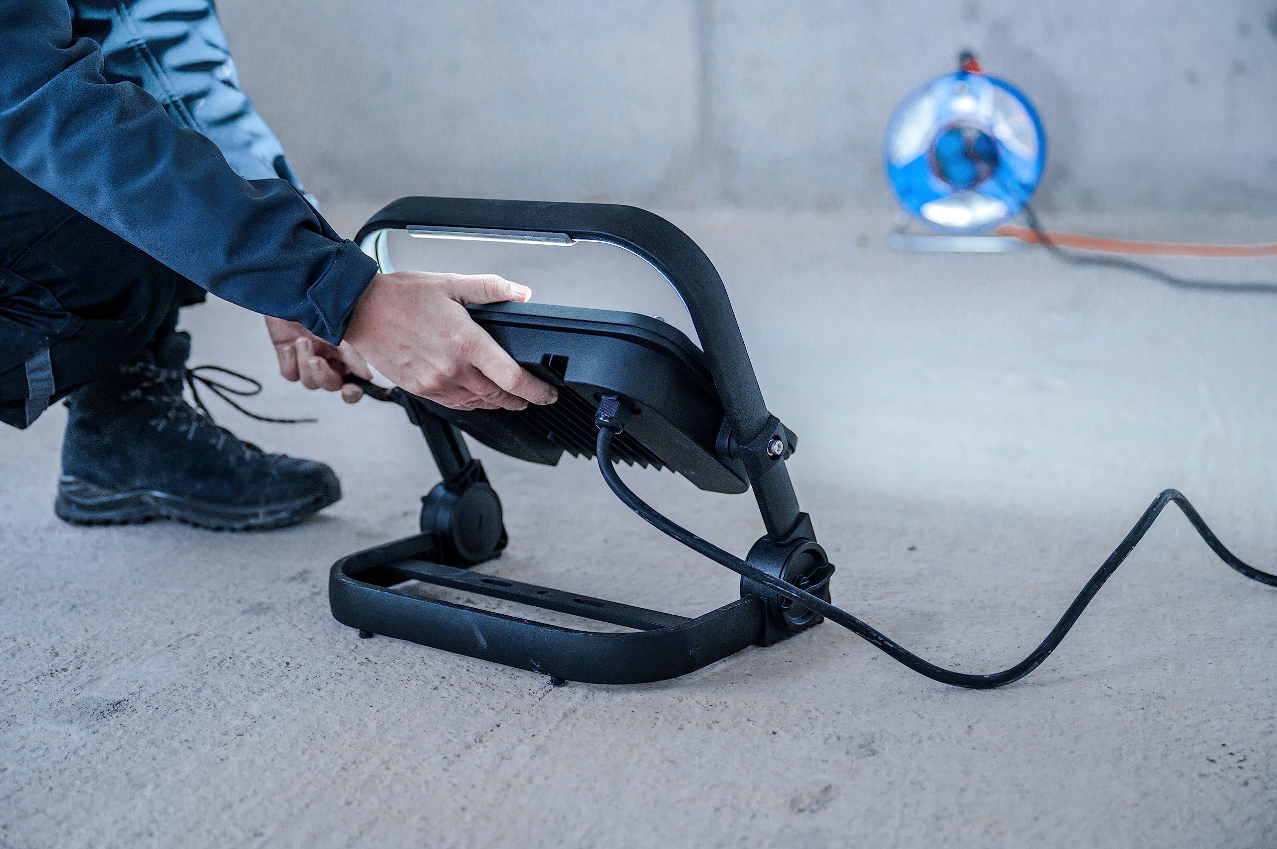 Brennenstuhl LED Baustrahler JARO 14060 M (100W, 11500lm, 6500K, IP65, 5m Kabel, dimmbar, LED Arbeitsstrahler mit Schnellspannverschluss)