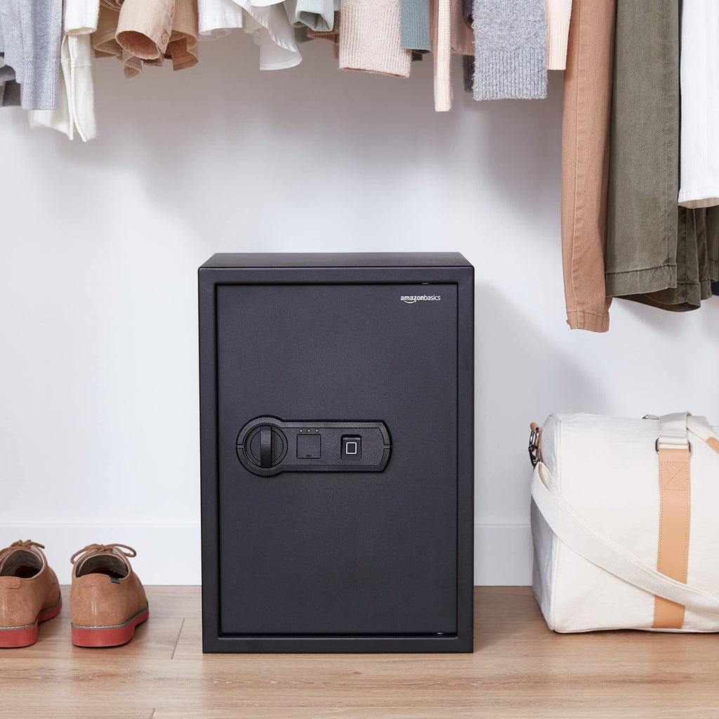 Amazon Basics Elektronisch Schlüssel Biometrisch Tresor mit Fingerabdruck-Verschlusssystem, 50 l, Schwarz