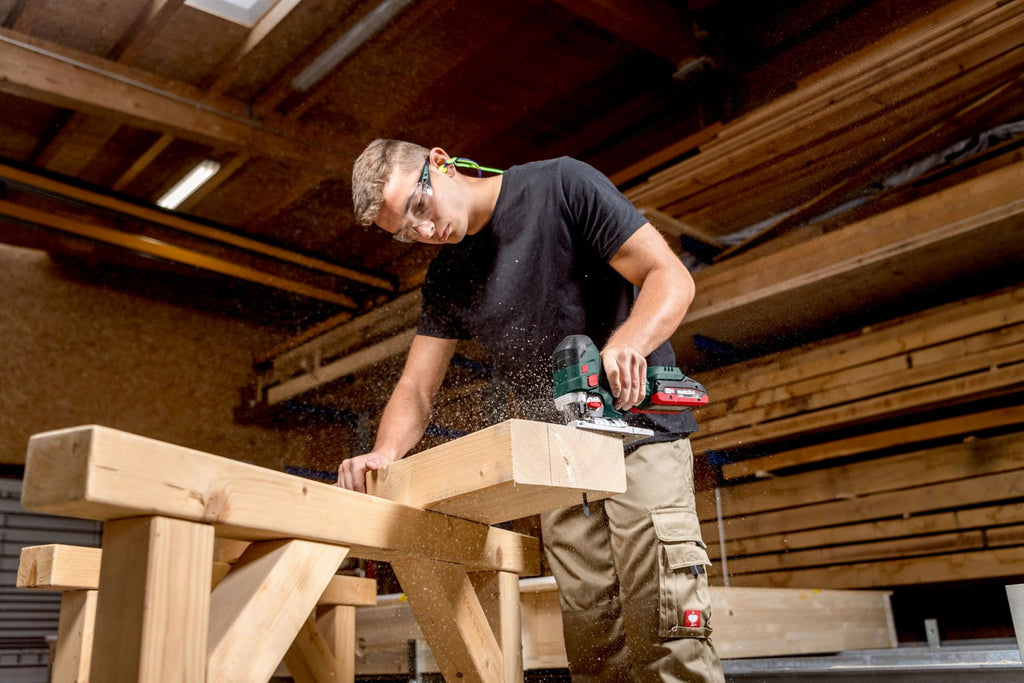 metabo Akku-Stichsäge STA 18 LTX 150 BL - 18 V, 150 mm Schnitttiefe Holz, 4 Pendelhubstufen - Brushless-Motor, LED-Licht, werkzeugloser Sägeblattwechsel, Staubabsaugung, Schutzplatte - Inkl. metaBOX