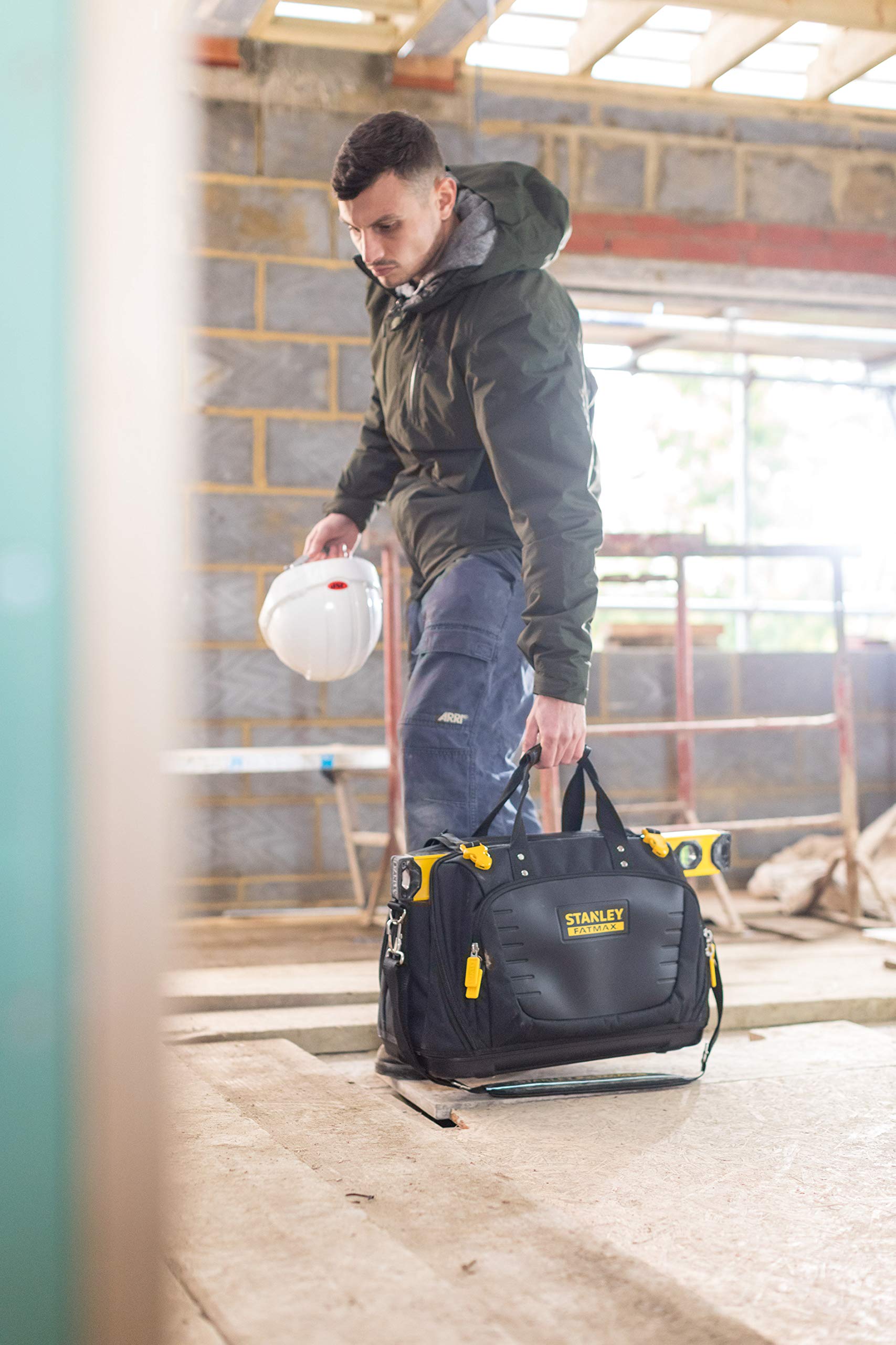 STANLEY FatMax Werkzeugtasche/Tragetasche für Werkzeug mit Fächern Quick Access (mit 4 Fächern, aus 600 x 600 Denier Nylon, mit Kunststoffboden & gepolstertem Schultergurt) FMST1-80147