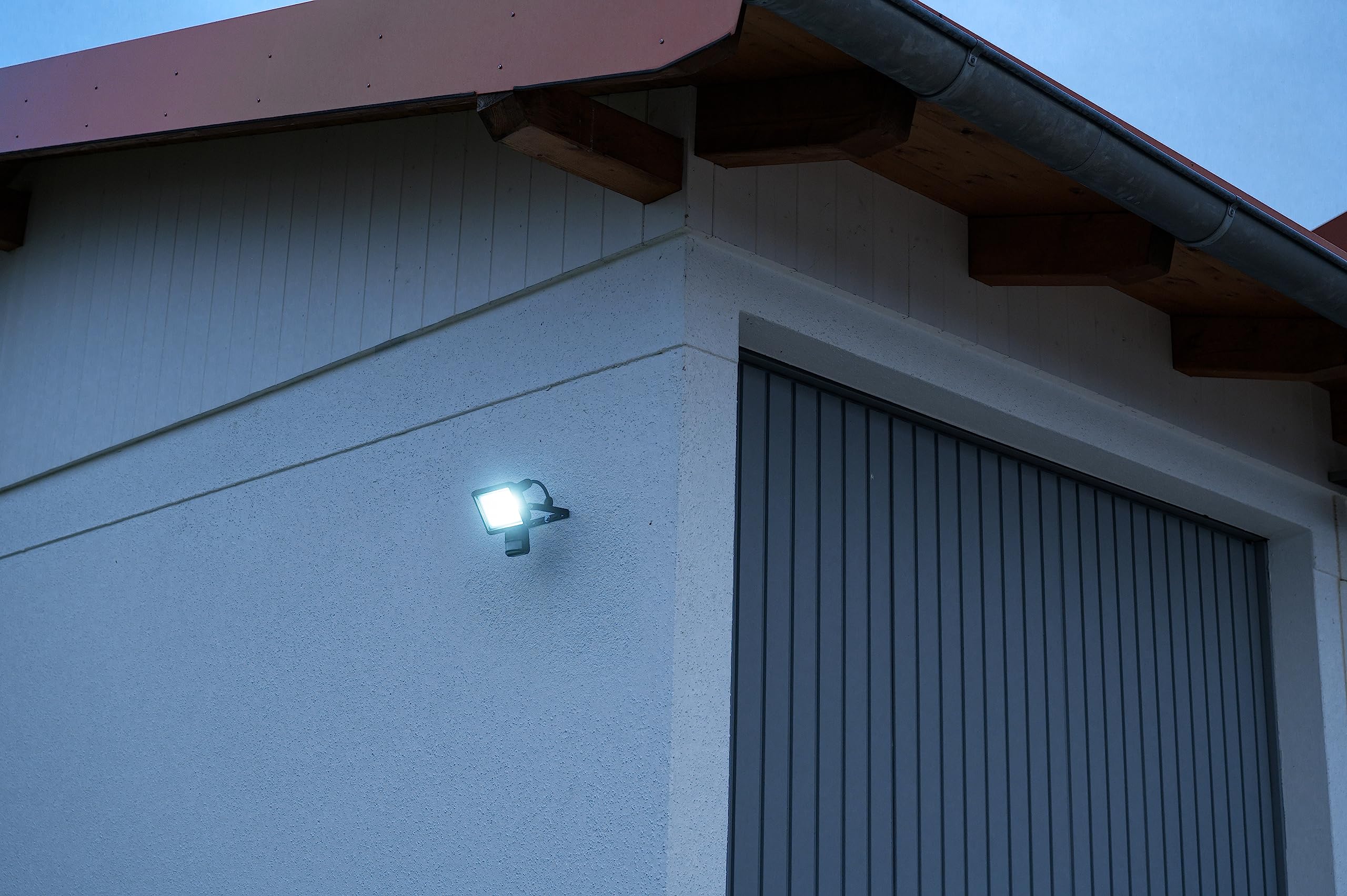 Brennenstuhl LED Strahler JARO 3060 P (LED Wandstrahler für außen IP65, 20W, 2300lm, 6500K, mit Bewegungsmelder und Dämmerungssensor)