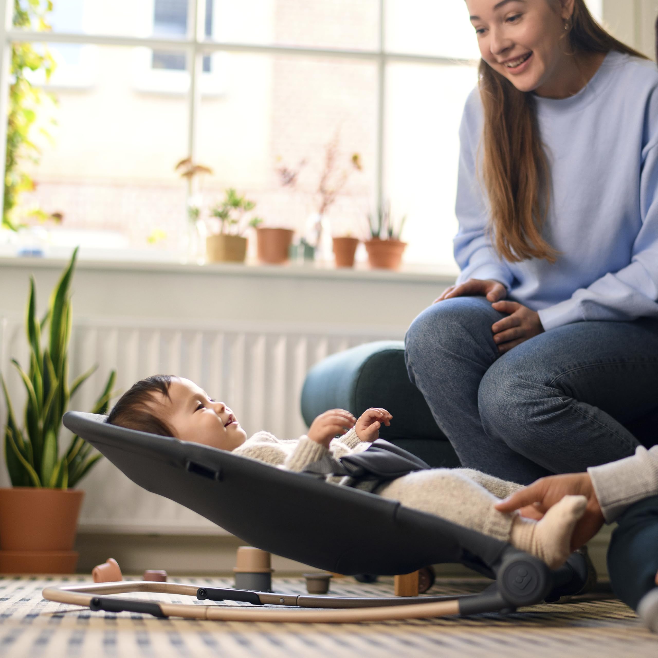 Maxi-Cosi Loa Babywippe, ultrakompakt zusammenklappbare, leichte, 2 Liegepositionen, tragbare, aus 100 % Recyclingmaterialien, 0 bis ca. 2 Jahre, 0–12 kg, Beyond Graphite