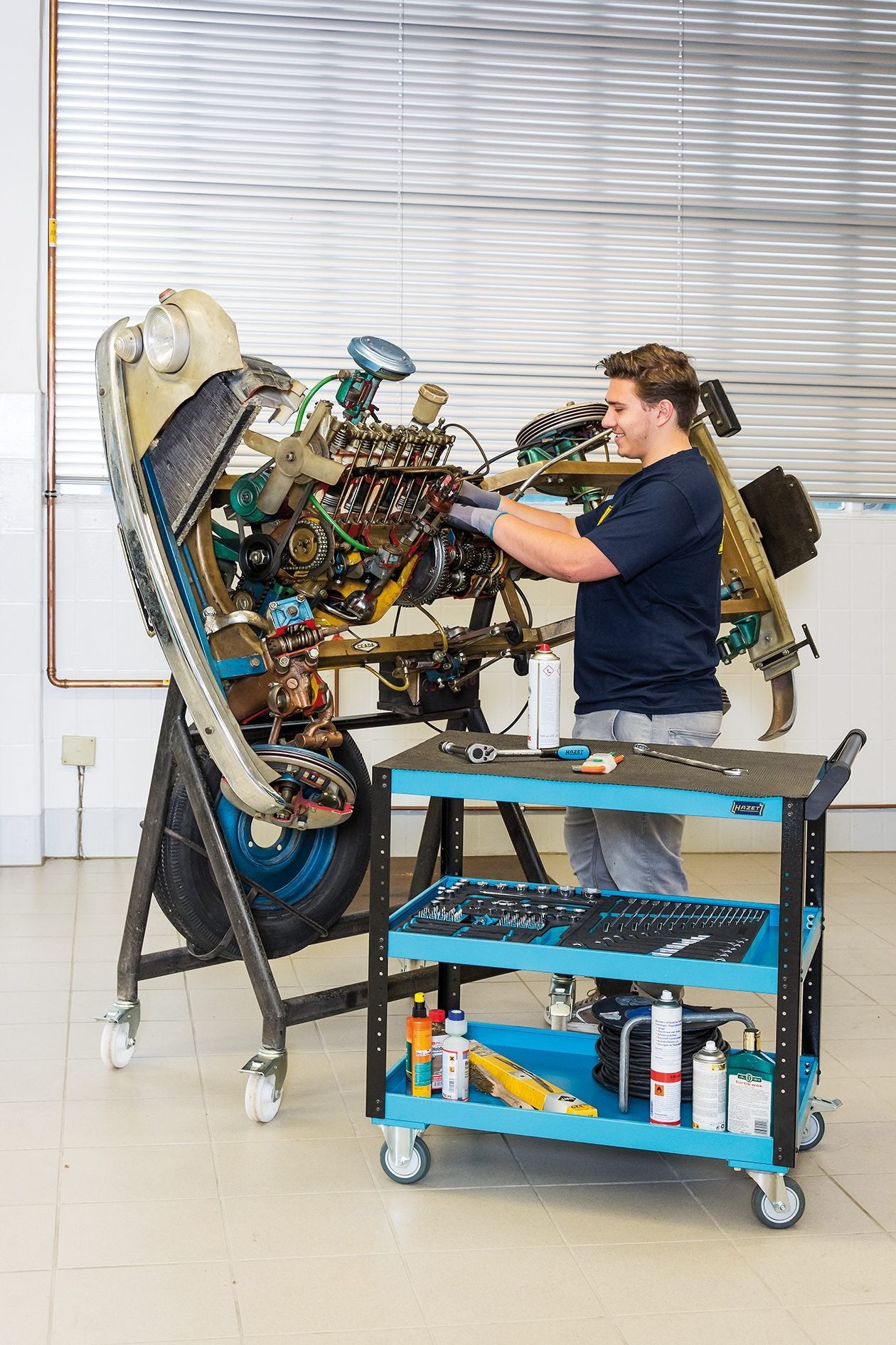 HAZET Servicewagen Assistent 167-3 | Stabile Stahlkonstruktion | Gesamttragkraft: 150 Kg | Vielseitig nutzbar | Auch bei hoher Last mobil und robust