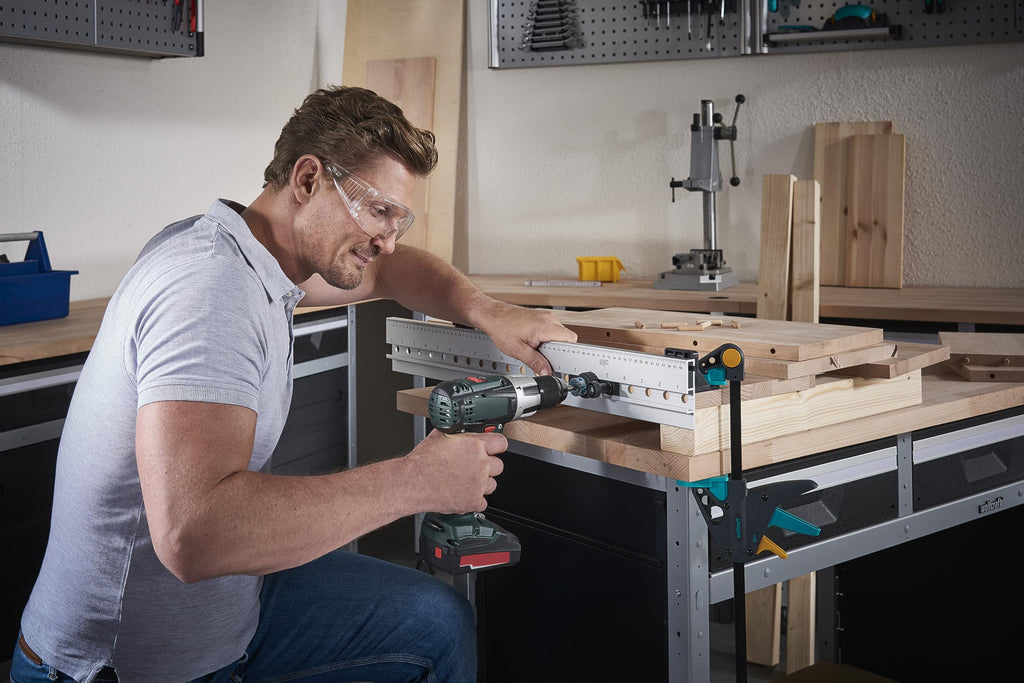 wolfcraft Dübelleiste 4650000 – Präzise Bohrschablone zum Möbelbau von Schränken & Regalen – Für Dübelverbindungen und Lochreihen – 32mm Raster