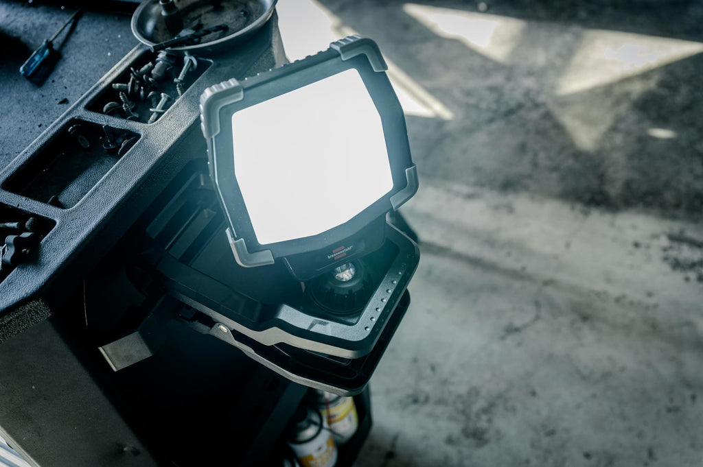 Brennenstuhl klemmbarer LED Arbeitsstrahler CL 4050 MA (40W, 3800lm, IP65, Akku LED Arbeitsleuchte mit Neigungswinkel, USB, Powerbank, Engineered in Germany)
