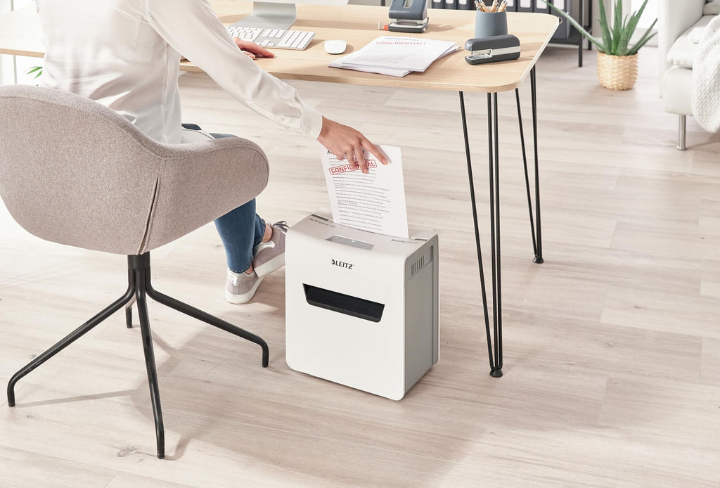 Leitz IQ 3M Premium Aktenvernichter P5, Mikroschnitt, 4-3 Blatt (70-80g/m²), Super leise, kompakt & sauber, TÜV+GS zertifiziert, 10L Behälter, für Büro & Home Office, Protect Serie, Weiß, 80930000