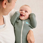 Love To Dream Swaddle Up, Größe S, 3,5–6 kg, Dunkeloliv, bequeme Passform, unterstützt gesunden Schlaf, 1,0 Tog für 20–24 °C, maschinenwaschbare Baumwolle, Von Hebammen empfohlen, Doppelreißverschluss