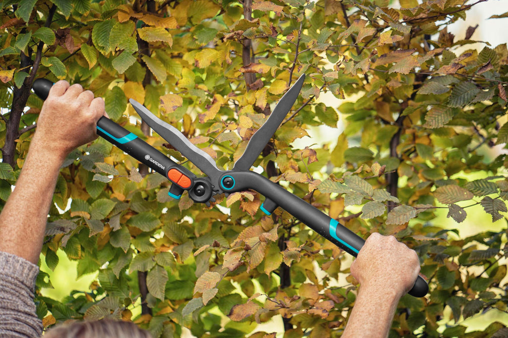 Gardena Heckenschere 2in1 EnergyCut: Mechanische Gartenschere mit 2-stufigem Getriebe, 23 cm, antihaftbeschichtete Präzisionsklingen, Stoßdämpfung (12303-20)