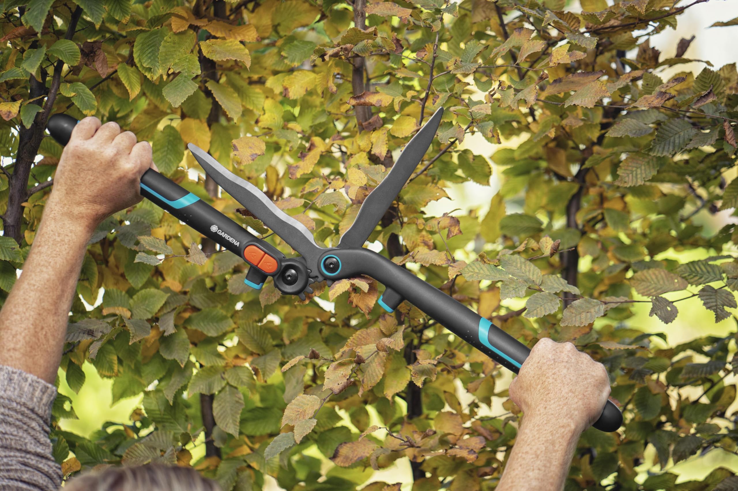 Gardena Heckenschere 2in1 EnergyCut: Mechanische Gartenschere mit 2-stufigem Getriebe, 23 cm, antihaftbeschichtete Präzisionsklingen, Stoßdämpfung (12303-20)