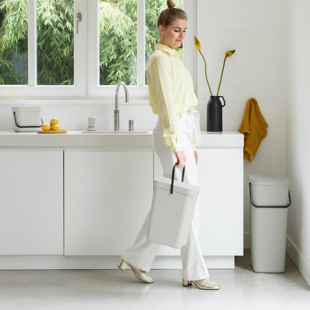 Brabantia Sort & Go Abfalleimer mit Deckel 6 L (grau), platzsparender Biomüll Behälter mit Griff, abnehmbarer, feststellbarer Deckel, leicht zu reinigender kleiner Mülleimer ohne Ecken und Ränder