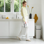 Brabantia Sort & Go Abfalleimer mit Deckel 6 L (grau), platzsparender Biomüll Behälter mit Griff, abnehmbarer, feststellbarer Deckel, leicht zu reinigender kleiner Mülleimer ohne Ecken und Ränder