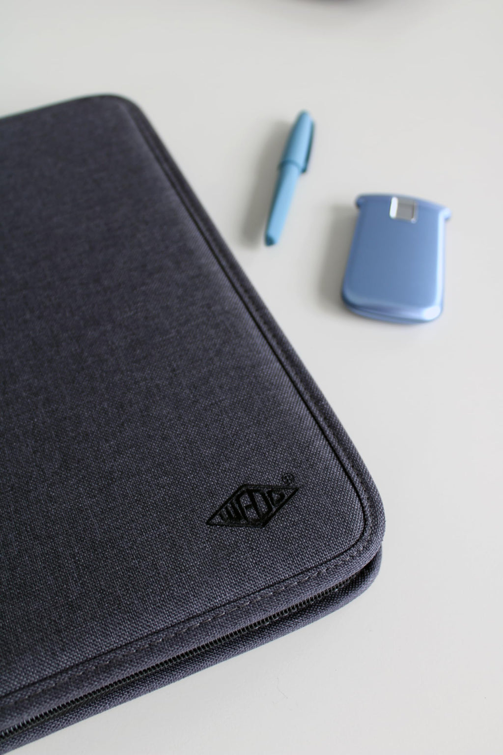 WEDO A4 Schreibmappe mit Reißverschluss – universelle Writing Case & Organizer – Einschub von vier Seiten (auch für Linkshänder) – zahlreiche Fächer & Stifthalter – Polyester, grau