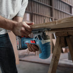 Bosch Professional 18V System Akku Stichsäge GST 18V-125 S (ideal für Kurven- und Abschnitte, SDS-Sägeblatthalter, inkl. 1x Stichsägeblatt, Absaug-Set, in L-BOXX)