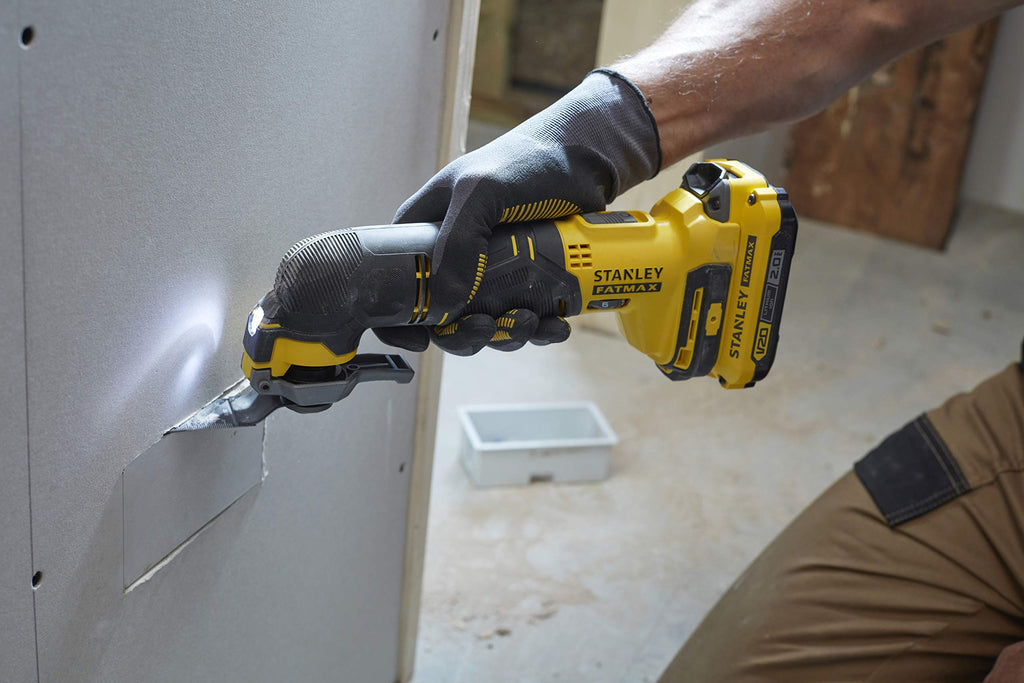 Stanley FatMax 18V Akku-Multifunktionswerkzeug SFMCE500D2K (2.0 Ah, Schleifer, Säge & Universalmesser in einem Gerät – Oszillierendes Werkzeug, inkl. 20-tlg. Zubehör, 2x Akkus, Ladegerät, Koffer)