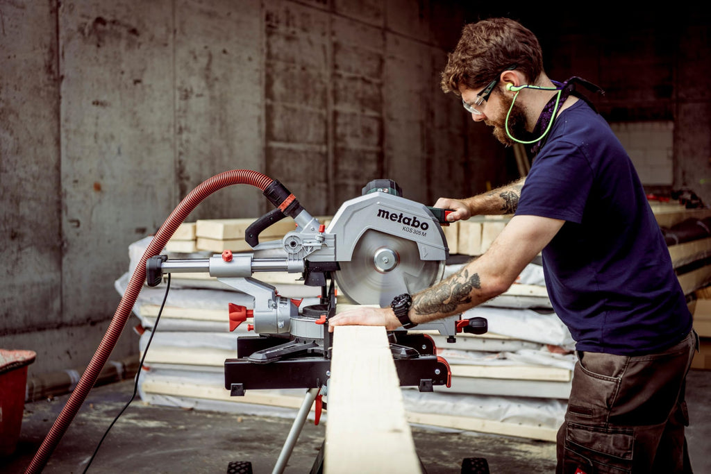 metabo Kappsäge KGS 305 M - 2000 W, 305 mm Schnittbreite, 110 mm Schnitttiefe - LED-Laserschnittführung, beidseitige Neigung, präzise und leistungsstark - Inkl. Maschinenständer KSU 401 und Zubehör