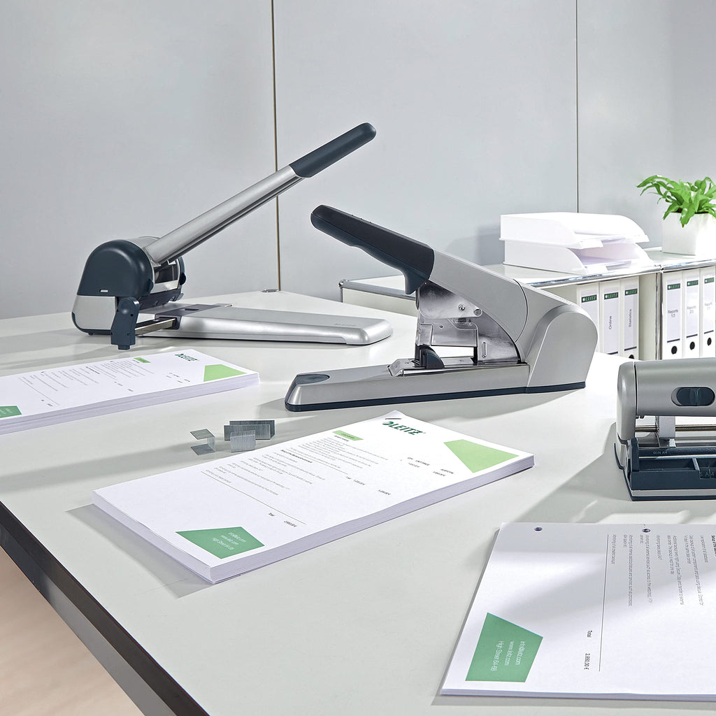Leitz Extrastarkes Flachheftgerät, Großes Heftgerät für 60 Blatt, Reduziert Papierstapel im Büro, inkl. 1000 Heftklammern, Robustes Metall, recycelte Kunststoffteile, 83% recycelbar, Weiß, 55520084