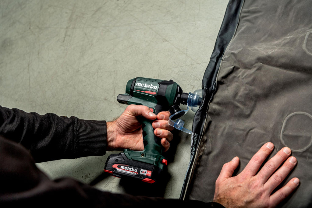 metabo Akku-Blaspistole BP 18 LTX BL - 18V, Brushless Motor, 0.7 m³/min Luftmenge, 122 m/s Luftgeschwindigkeit, LED-Arbeitslicht - Vielseitig für Reinigen, Ausblasen, Aufpumpen und Entlüften