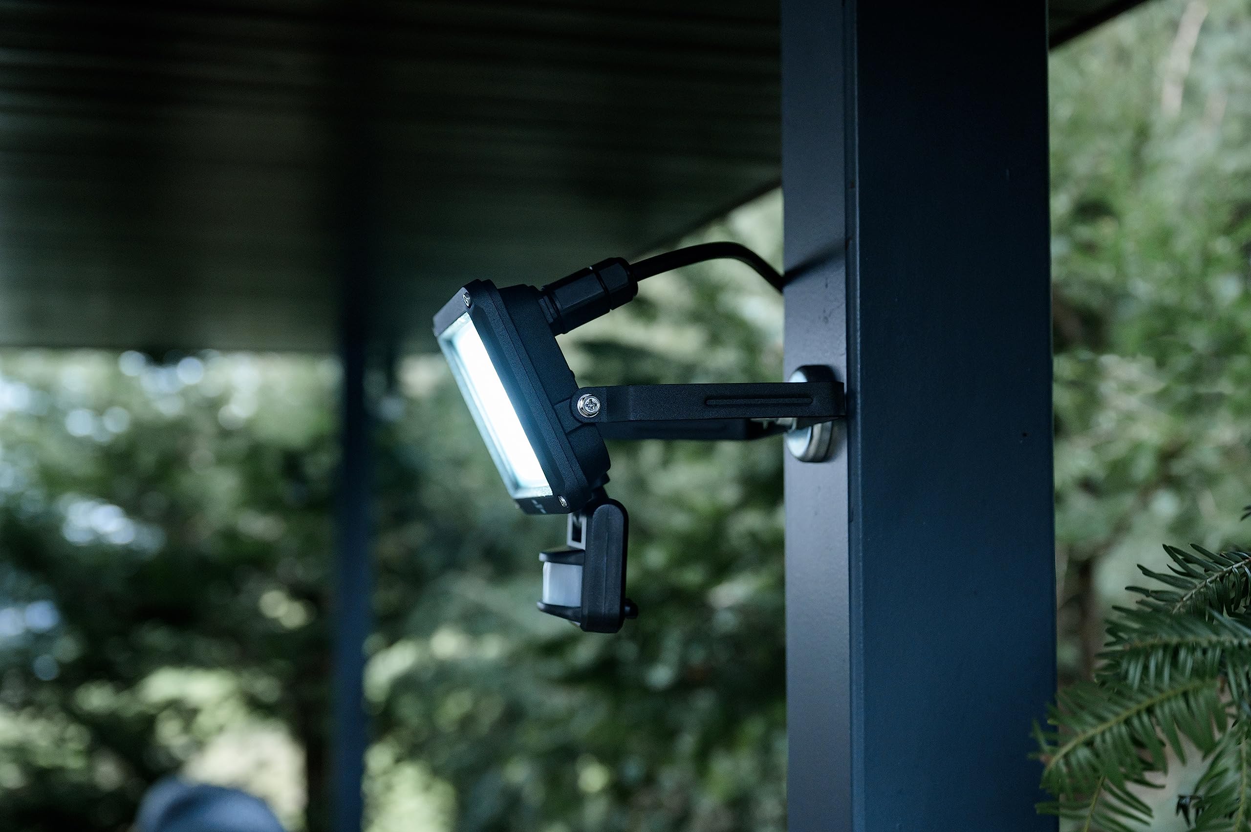 Brennenstuhl LED Strahler JARO 3060 P (LED Wandstrahler für außen IP65, 20W, 2300lm, 6500K, mit Bewegungsmelder und Dämmerungssensor)