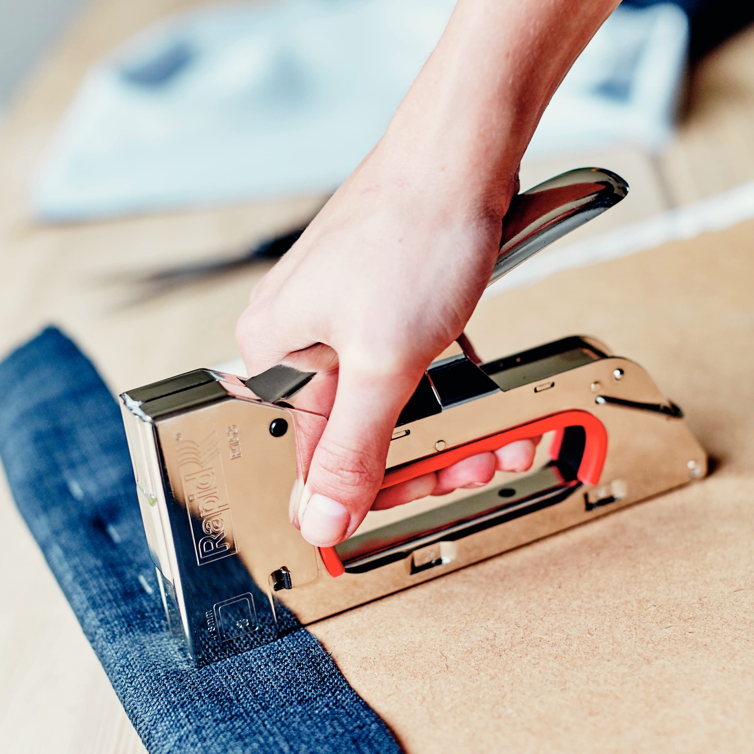 Rapid PRO R153 Handtacker - Kompakter Tacker aus Stahl für Holz und Stoffe, für Typ 53 Klammern (4-8 mm), Ergonomisch, Rückschlagfrei, Zum Polstern und Dekorieren