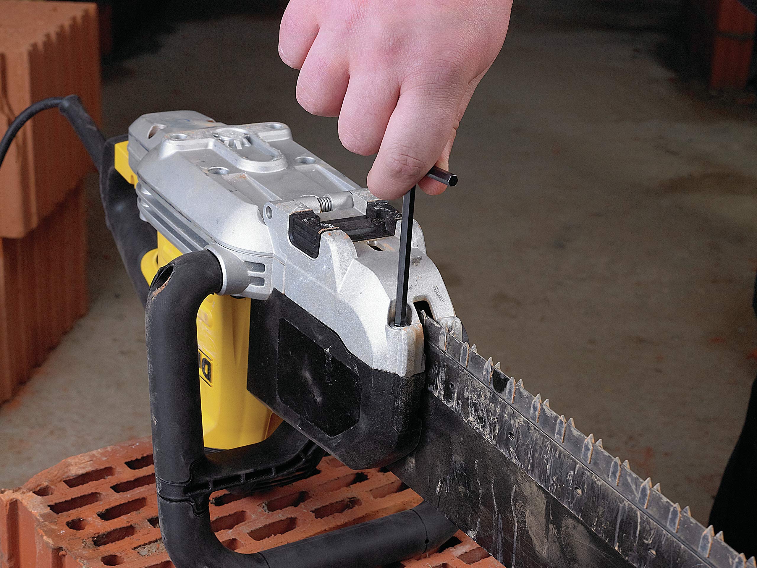 Dewalt Alligator 430 mm-Spezialsäge DWE398 (1.700 Watt, zum Sägen von Hochlochziegeln bis Druckfestigkeitsklasse 20 N/mm², Schnellstopp, Schwertlänge 500 mm, Schnittlänge 430 mm)